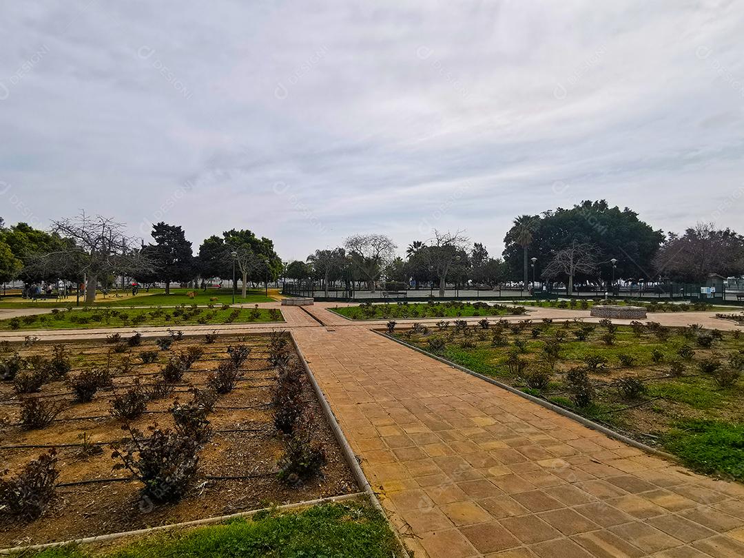 Vista ampla do Parque Huelin em Málaga, Espanha.