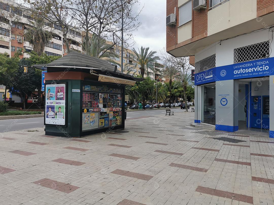 Málaga, Espanha - 13 de março de 2021: Vista de uma típica loja espanhola Kiosko em Málaga, Espanha.