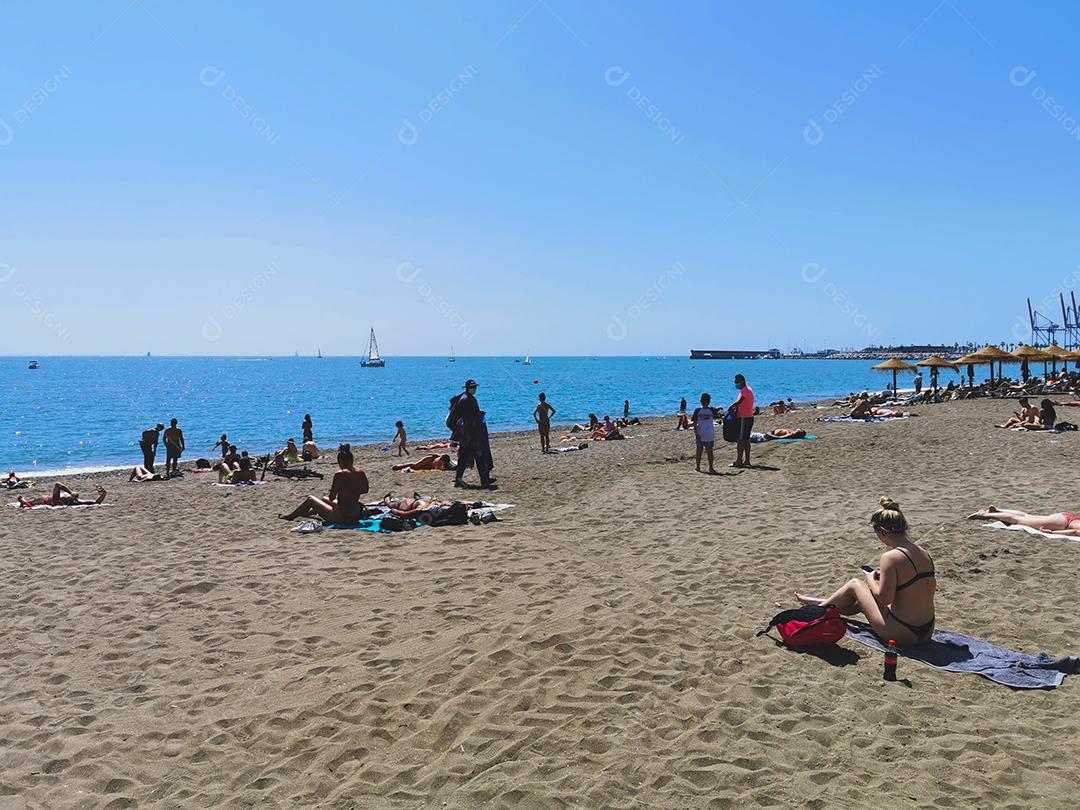 Vista ampla da Praia da Malagueta durante o verão