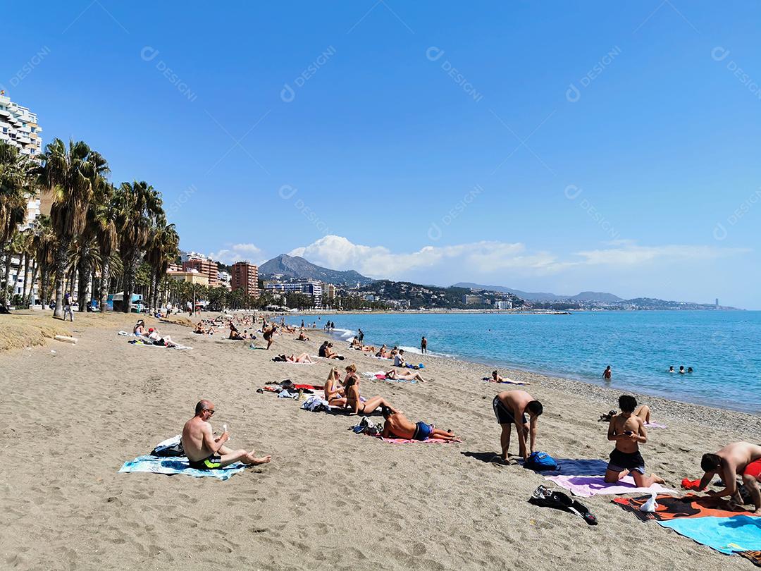 Vista ampla da Praia da Malagueta durante o verão