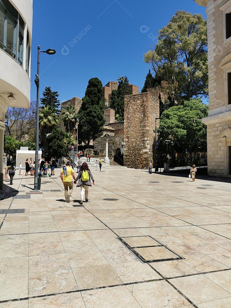 Málaga, Espanha - 02 de maio de 2021: Vista da entrada do Castelo de Alcazaba no verão.