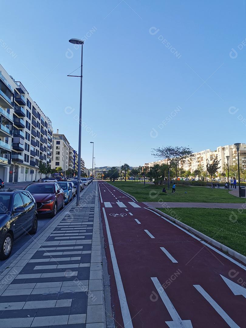 Málaga, Espanha - 12 de maio de 2021: Vista da ciclovia no bairro de Teatinos.