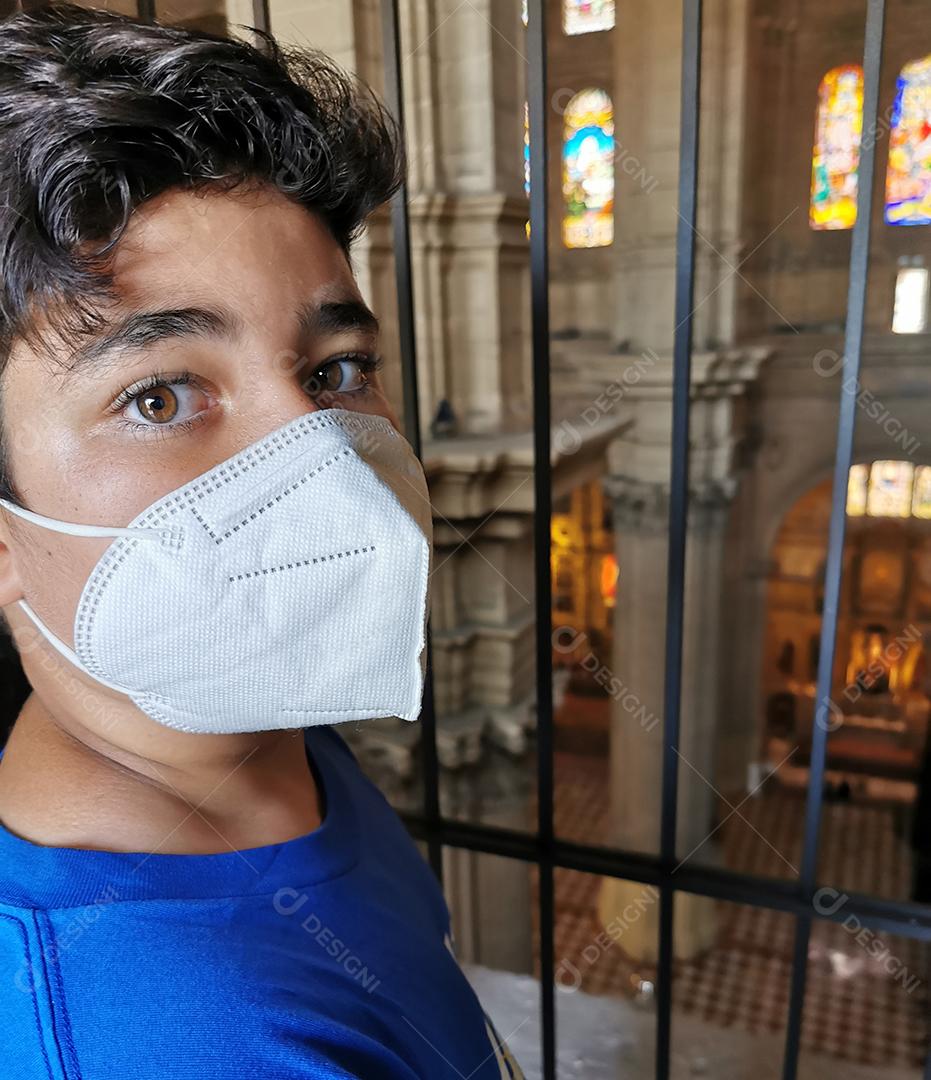 Vista de menino com máscara em um passeio no telhado na Catedral de Málaga durante a pandemia.