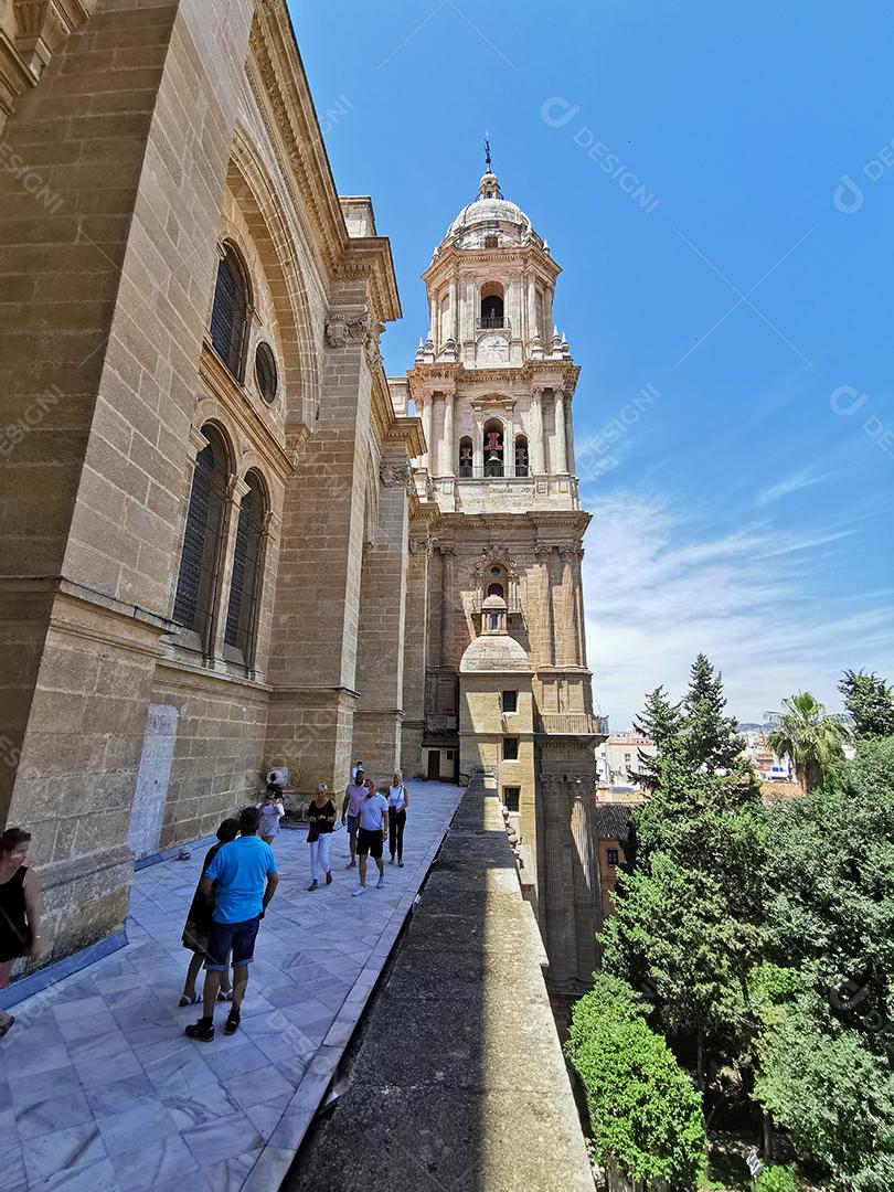 Málaga, Espanha - 09 DE JUNHO DE 2021: Vista da torre do sino em um passeio no telhado da Catedral.