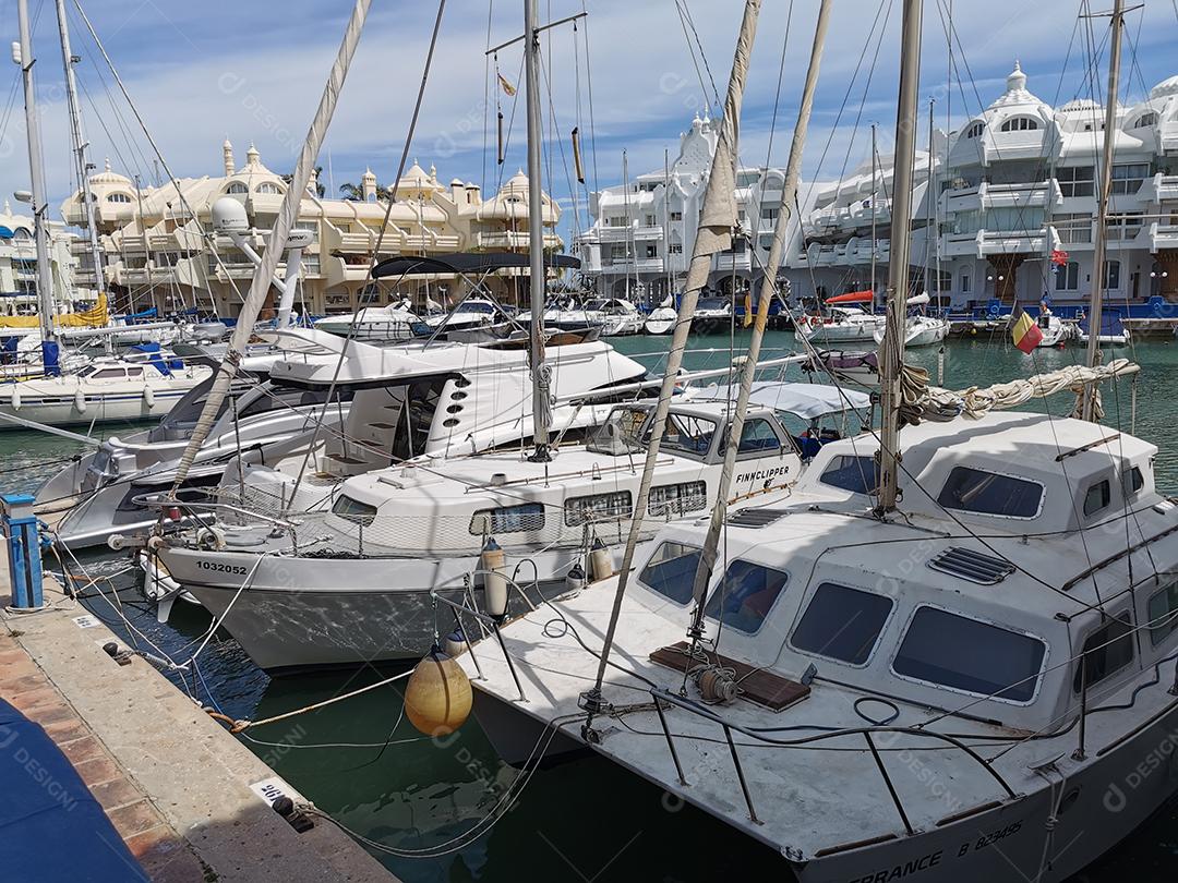 Benalmádena, Espanha - 12 de maio de 2021: Vista dos barcos ancorados na marina de Benalmadena.