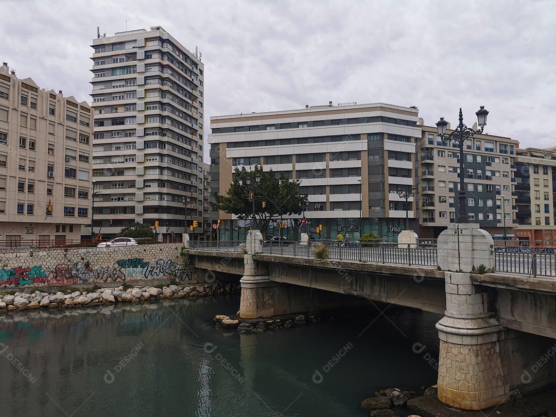 Vista do rio Guadalmedina e ponte na área SOHO em Málaga.