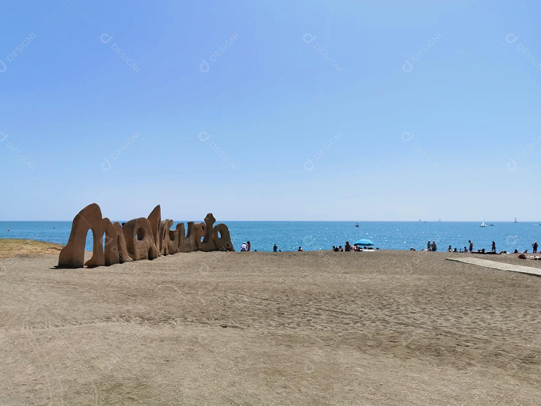 Vista ampla da Praia da Malagueta durante o verão