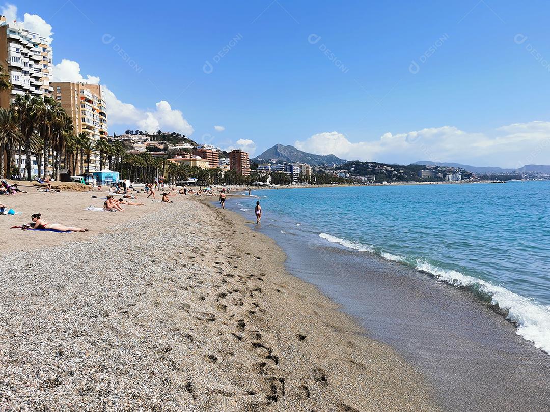 Ampla vista da Praia da Malagueta durante o verão.