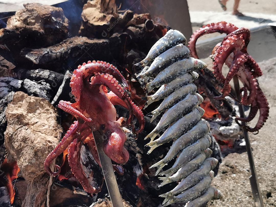 Vista de um espeto de peixe típico nas praias de Málaga.