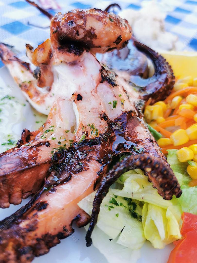 Prato tradicional espanhol de polvo grelhado na praia.