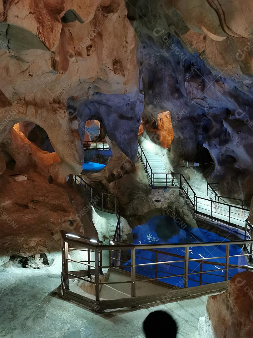 La Cala del Moral, Espanha - 22 de abril de 2021: Vista da caverna Cueva del Tesoro em Málaga