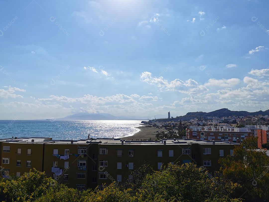 Ampla vista da praia e casas de La Cala del Moral, Espanha.