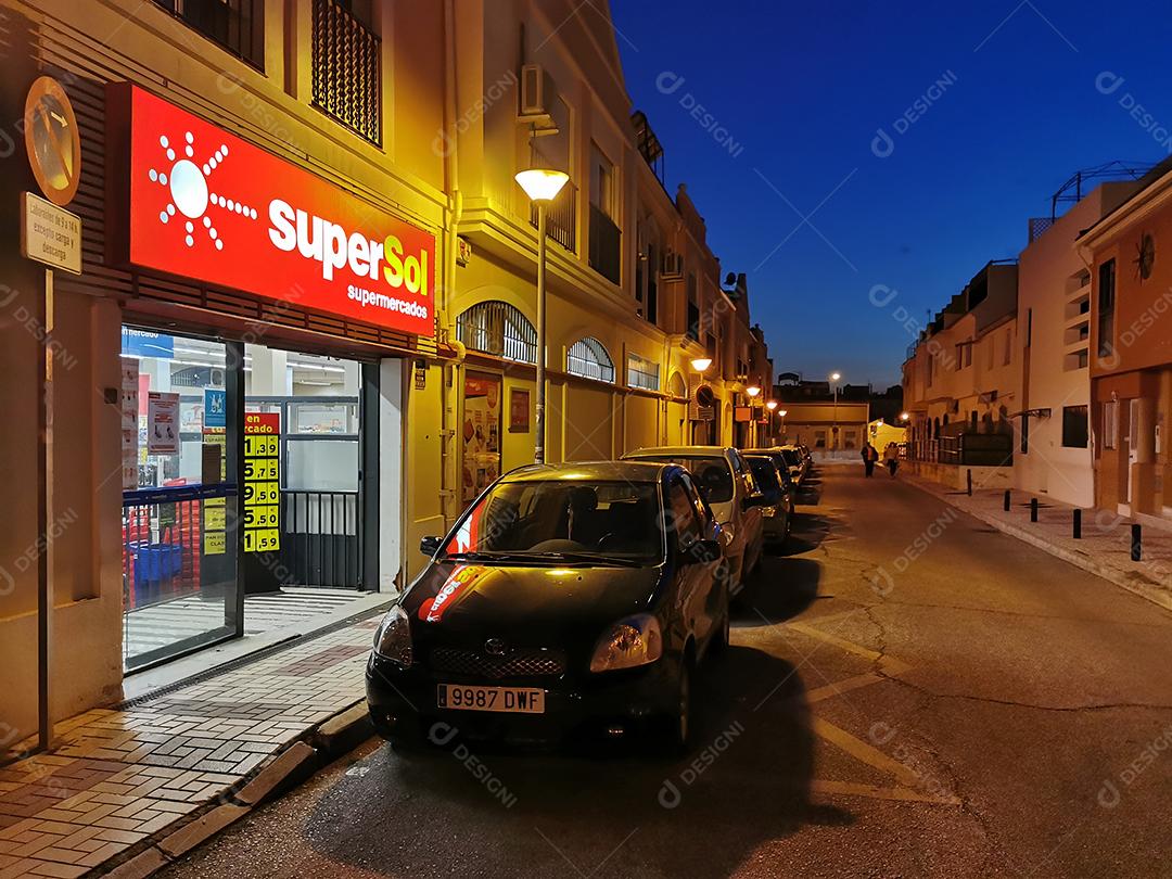 Málaga, Espanha - 17 DE ABRIL DE 2021: Vista do mercado Supersol à noite.