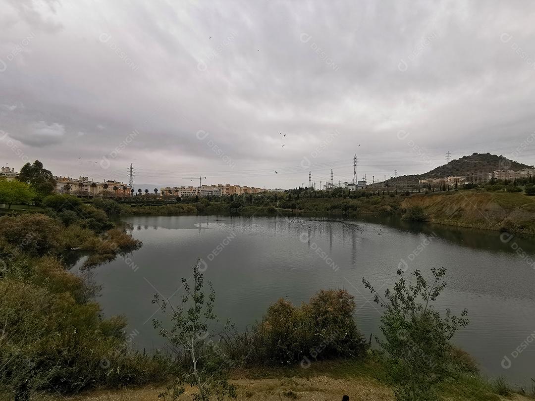 Vista do lago La barrera em Málaga, Espanha.