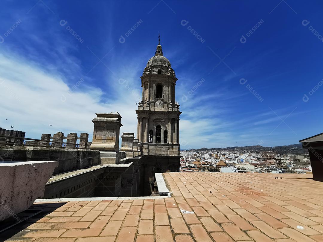 Vista do telhado da antiga catedral e do sino da torre em Málaga.