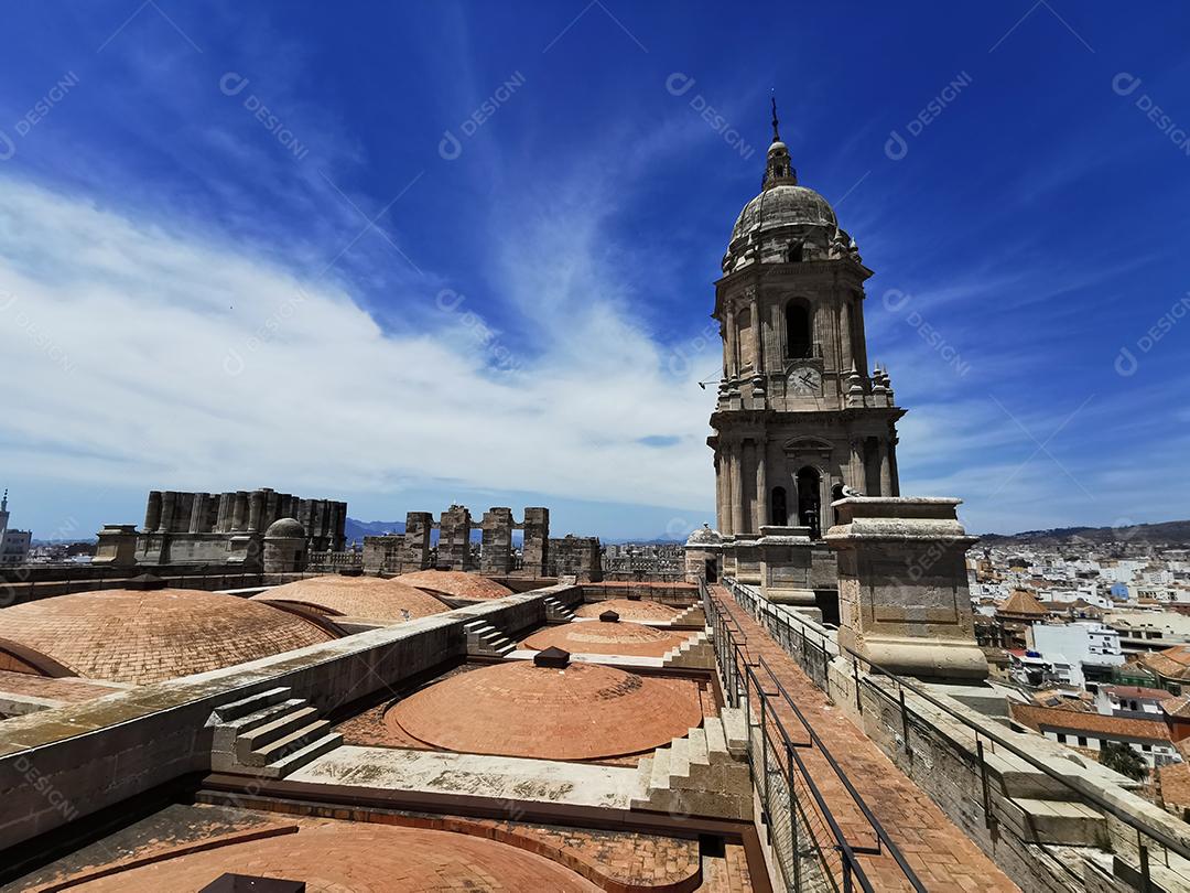 Vista do telhado da antiga catedral e do sino da torre em Málaga.