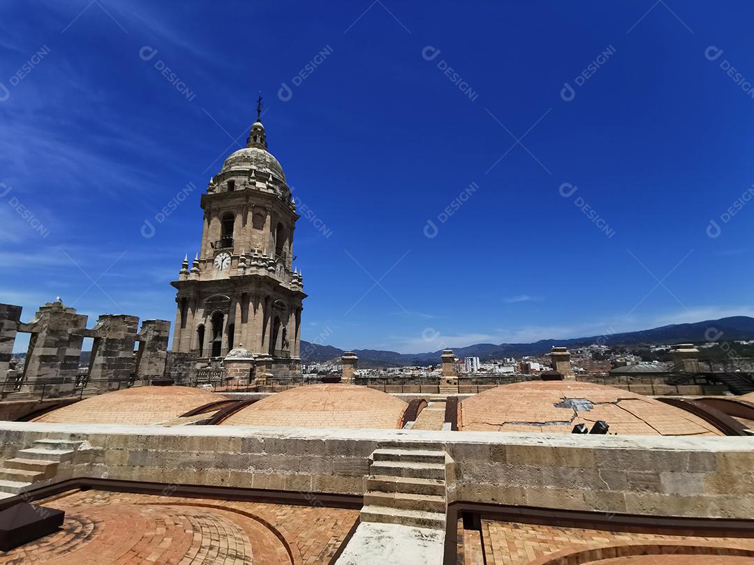 Vista do telhado da antiga catedral e do sino da torre em Málaga.