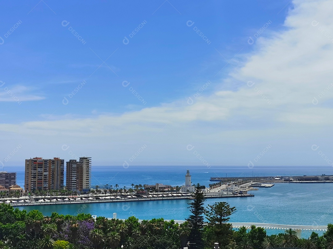 Vista do Paseo del Muelle Uno no porto de Málaga