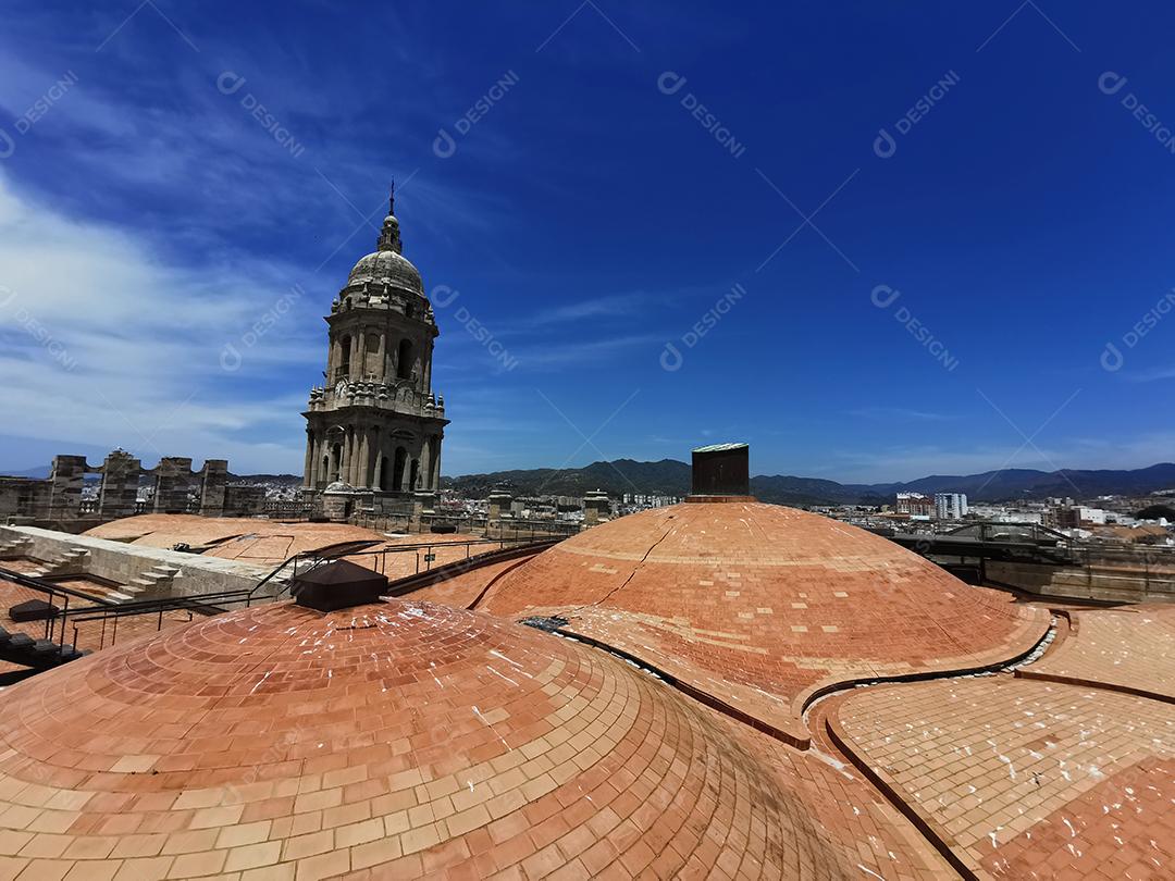 Vista do telhado da antiga catedral e do sino da torre em Málaga.