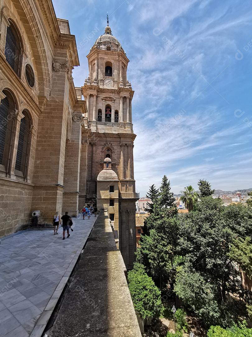 Málaga, Espanha - 09 DE JUNHO DE 2021: Vista da torre do sino em um passeio no telhado da Catedral.