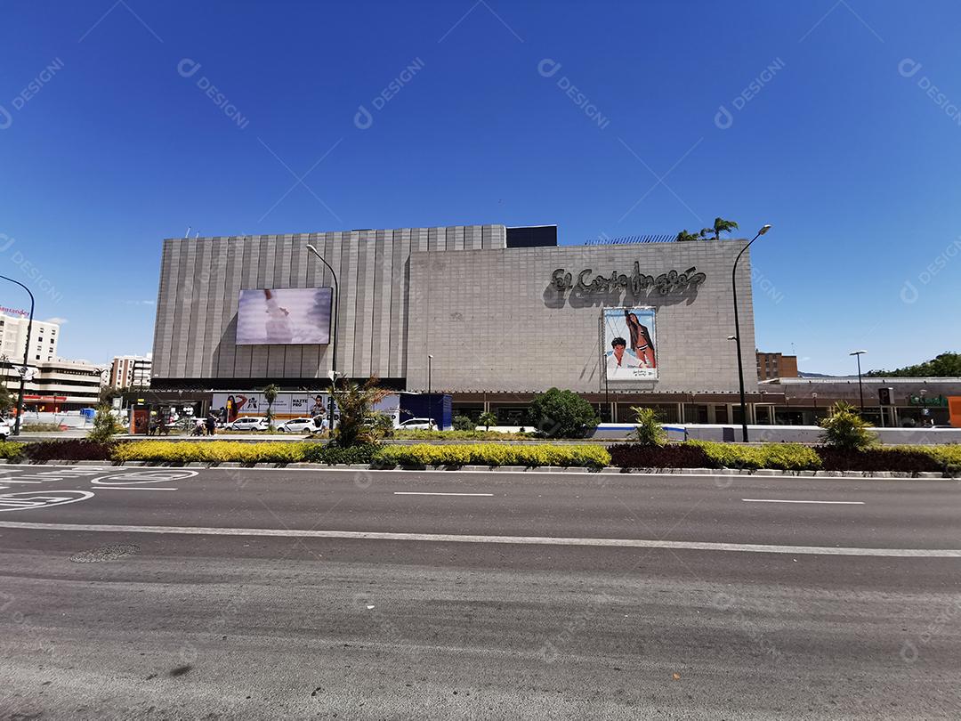 Vista da loja de departamentos tradicional espanhola Corte Ingles