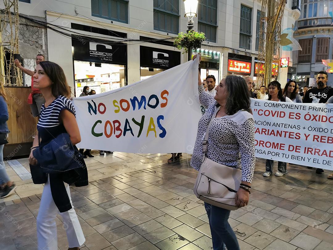 Málaga, Espanha - 23 DE OUTUBRO DE 2021: Protesto na rua Marques de Larios, contra o uso da vacina Covid-19