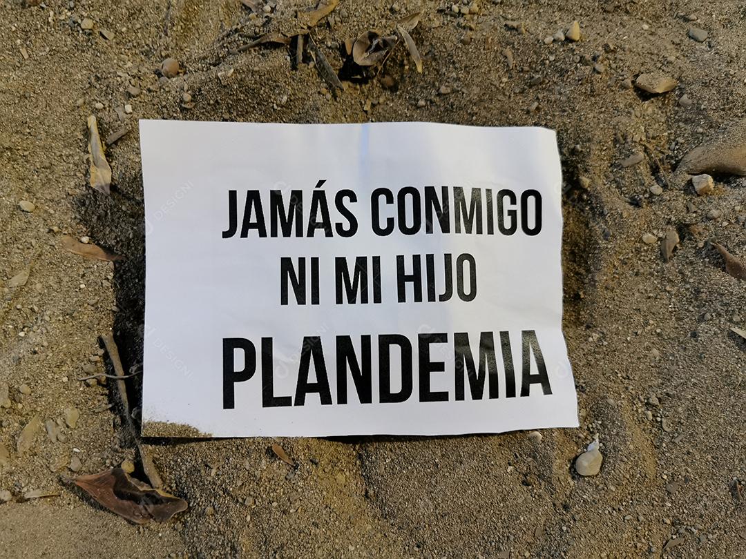 Panfleto de protesto contra a vacina Covid-19 escrito em espanhol: Nunca comigo ou com meu filho um plandêmico..