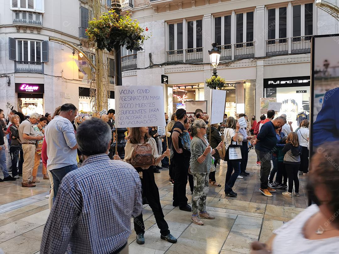 Málaga, Espanha - 23 DE OUTUBRO DE 2021: Protesto na rua Marques de Larios, contra o uso da vacina Covid-19