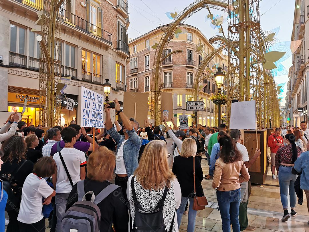 Málaga, Espanha - 23 DE OUTUBRO DE 2021: Protesto na rua Marques de Larios, contra o uso da vacina Covid-19