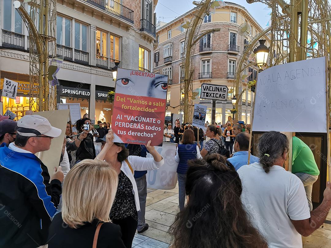 Málaga, Espanha - 23 DE OUTUBRO DE 2021: Protesto na rua Marques de Larios, contra o uso da vacina Covid-19