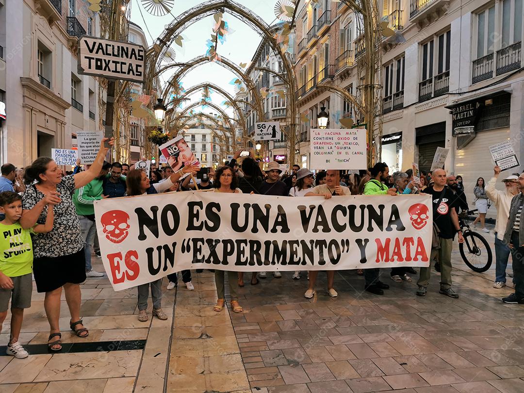 Málaga, Espanha - 23 DE OUTUBRO DE 2021: Protesto na rua Marques de Larios, contra o uso da vacina Covid-19