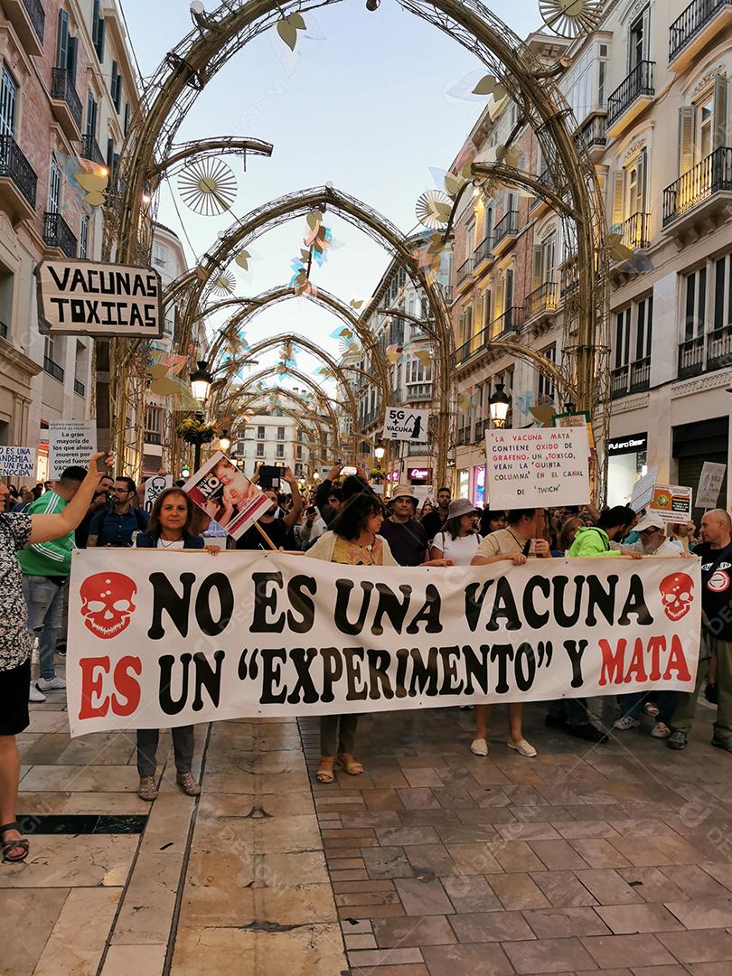 Málaga, Espanha - 23 DE OUTUBRO DE 2021: Protesto na rua Marques de Larios, contra o uso da vacina Covid-19