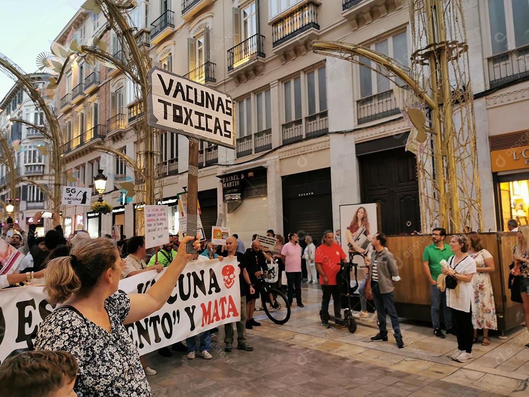Málaga, Espanha - 23 DE OUTUBRO DE 2021: Protesto na rua Marques de Larios, contra o uso da vacina Covid-19