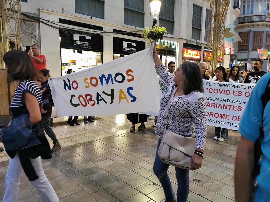Málaga, Espanha - 23 DE OUTUBRO DE 2021: Protesto na rua Marques de Larios, contra o uso da vacina Covid-19