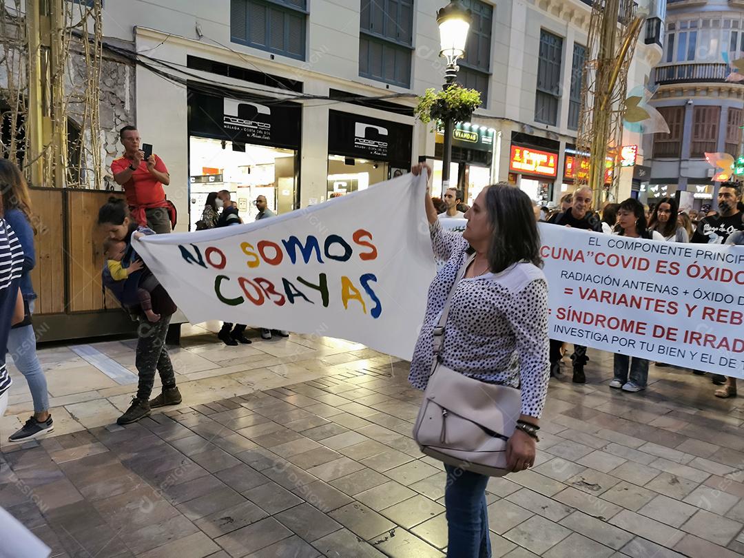 Málaga, Espanha - 23 DE OUTUBRO DE 2021: Protesto na rua Marques de Larios, contra o uso da vacina Covid-19