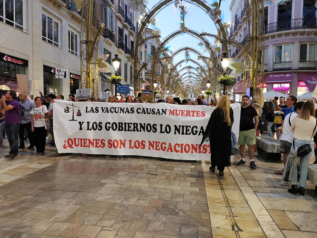 Málaga, Espanha - 23 DE OUTUBRO DE 2021: Protesto na rua Marques de Larios, contra o uso da vacina Covid-19