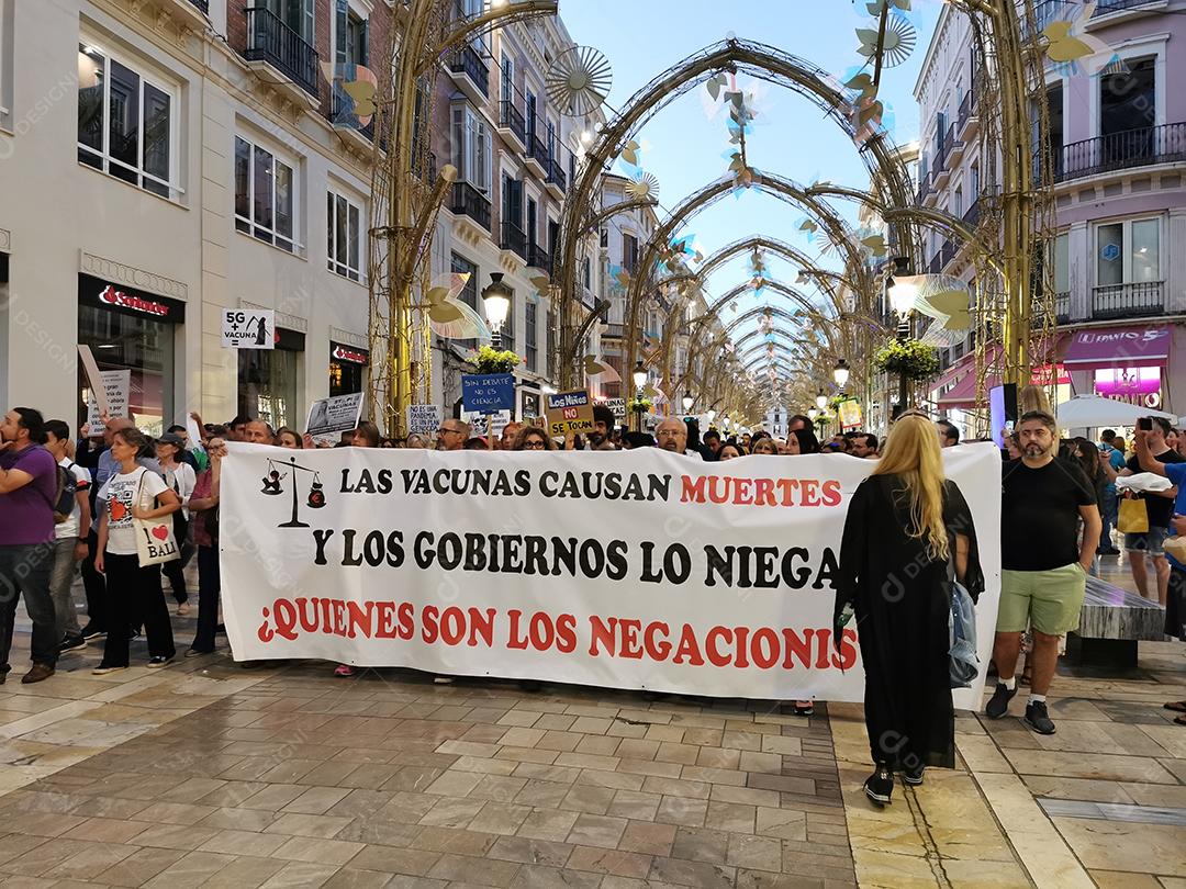 Málaga, Espanha - 23 DE OUTUBRO DE 2021: Protesto na rua Marques de Larios, contra o uso da vacina Covid-19