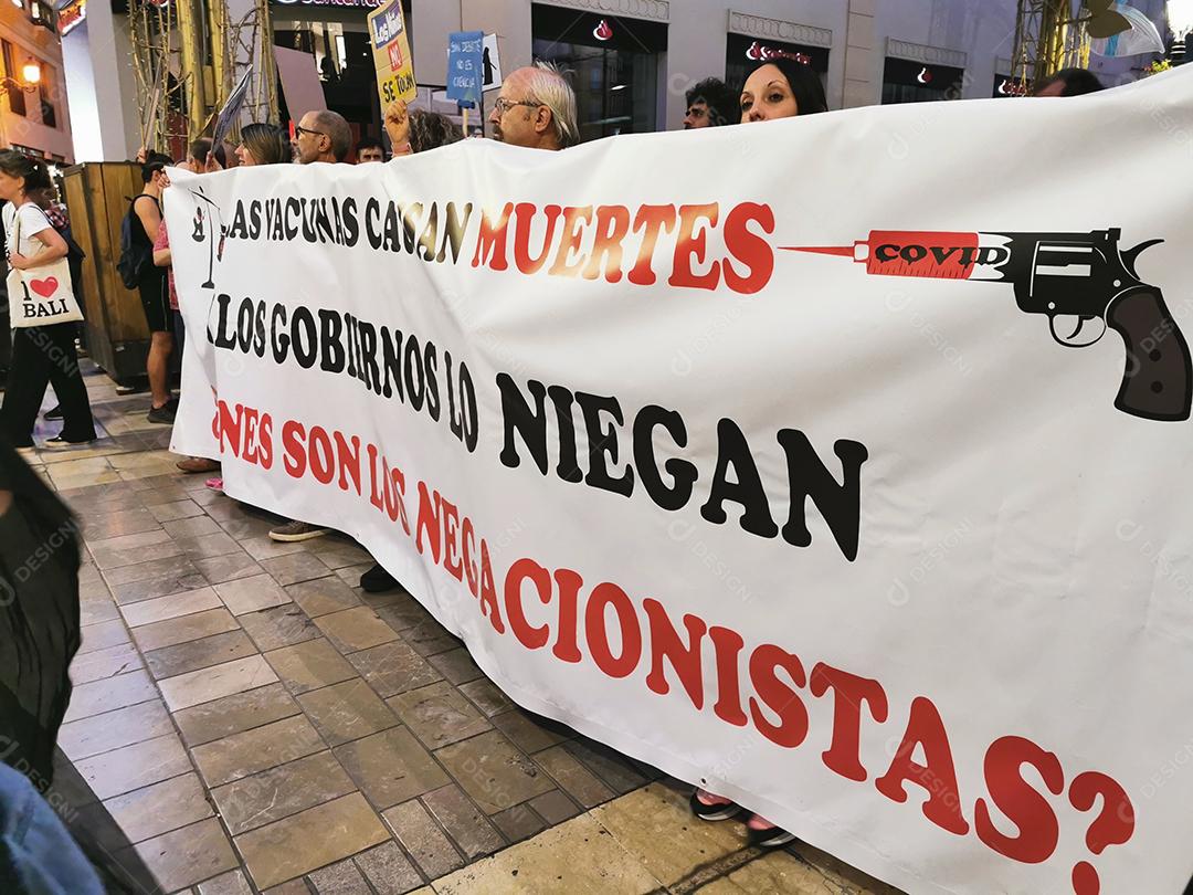 Málaga, Espanha - 23 DE OUTUBRO DE 2021: Protesto na rua Marques de Larios, contra o uso da vacina Covid-19