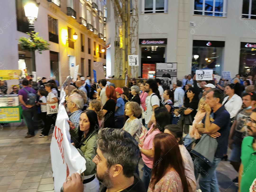 Málaga, Espanha - 23 DE OUTUBRO DE 2021: Protesto na rua Marques de Larios, contra o uso da vacina Covid-19