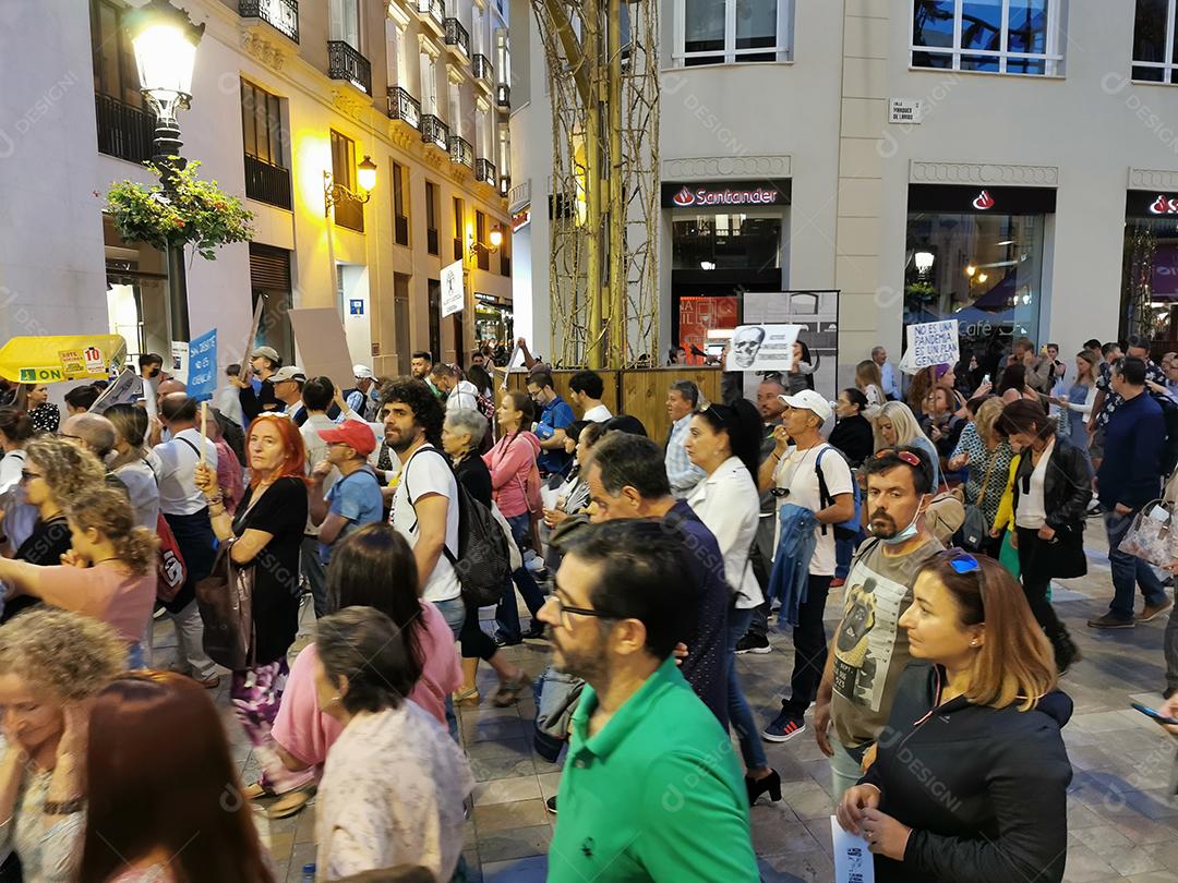 Málaga, Espanha - 23 DE OUTUBRO DE 2021: Protesto na rua Marques de Larios, contra o uso da vacina Covid-19