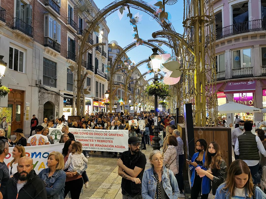 Málaga, Espanha - 23 DE OUTUBRO DE 2021: Protesto na rua Marques de Larios, contra o uso da vacina Covid-19