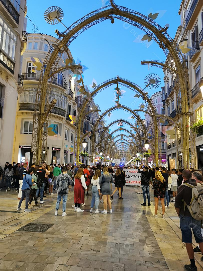 Málaga, Espanha - 23 DE OUTUBRO DE 2021: Protesto na rua Marques de Larios, contra o uso da vacina Covid-19