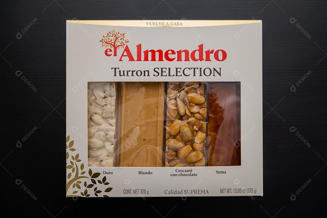 Málaga, Espanha - 14 DE OUTUBRO DE 2021: Caixa típica com vários tipos de torons espanhóis em fundo preto El Almendro.