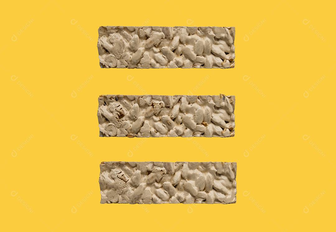 Grupo de 3 nougats de Natal vista superior em fundo amarelo.