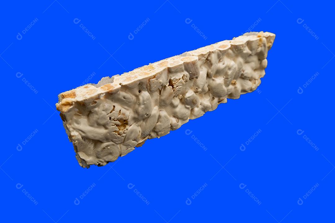 Vista em perspectiva de Natal Turron sobre fundo azul.