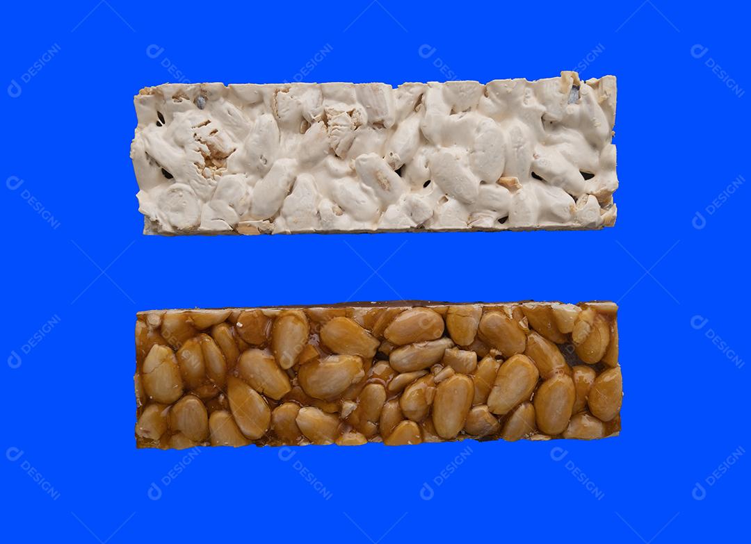 Vista superior de 2 tipos diferentes de Turrones espanhóis sobre fundo azul.