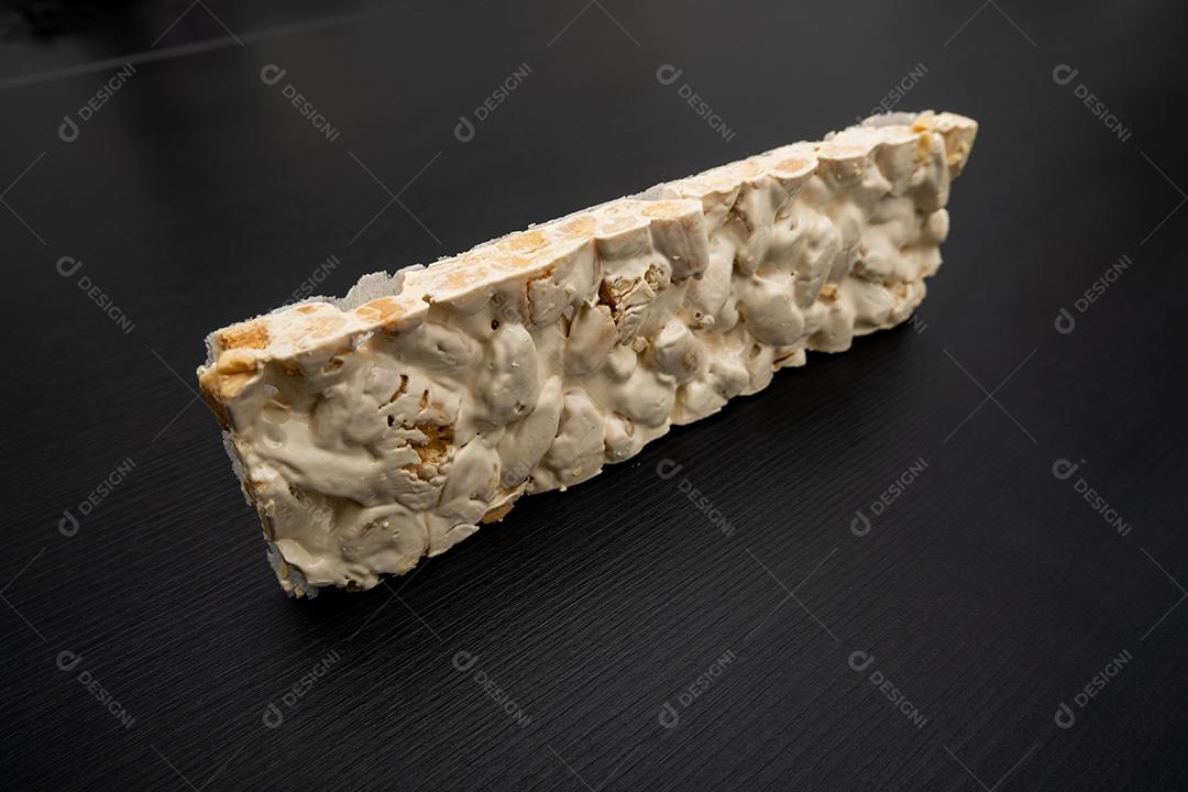 Vista em perspectiva de Natal Turron sobre fundo preto.