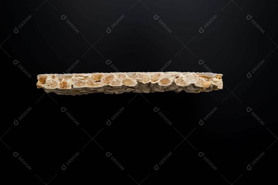 Vista lateral do Natal Turron sobre fundo preto