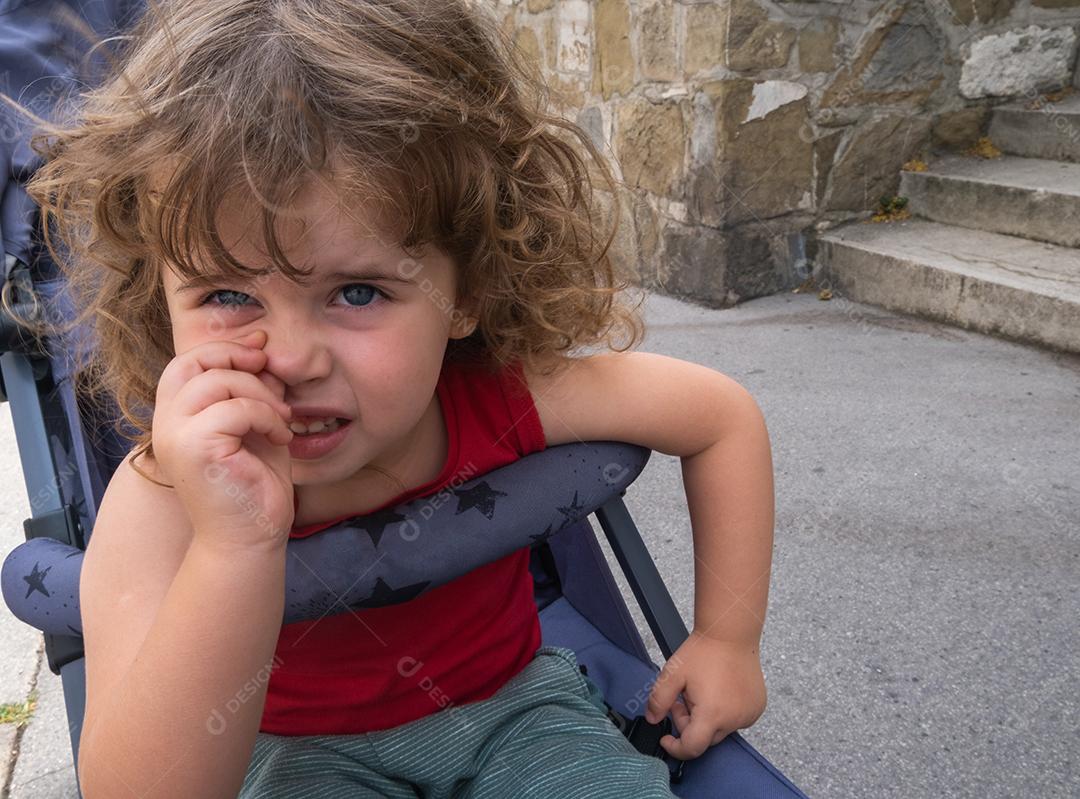 Menina sentada no carrinho fazendo poses para a câmera