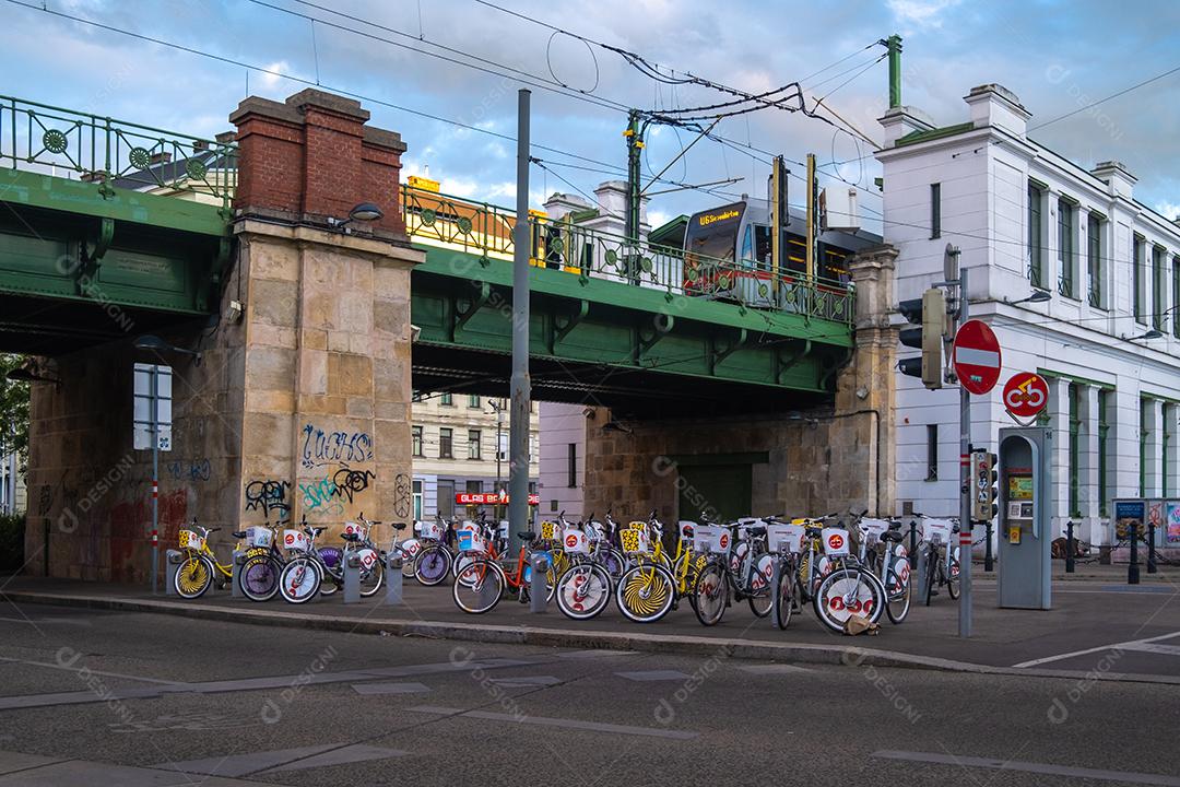 VIENA, ÁUSTRIA - 10 DE JULHO DE 2021: Vista das ruas o Viena no verão.